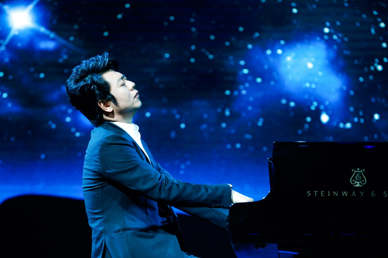 活动现场,国际钢琴大师郎朗用演奏来自肖邦的一首《夜曲》作为开场,施