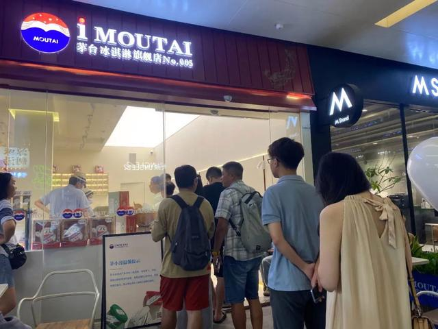 刚刚，我们尝了瑞幸茅台的“龙年酱香”，可以喝的“酒心巧克力”？